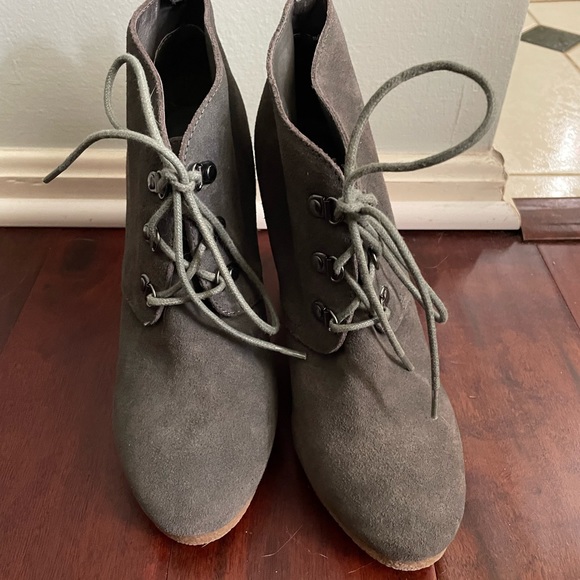 Express Women’s Gray Suede Wedge Booties Size 8.5 - Picture 13 of 14